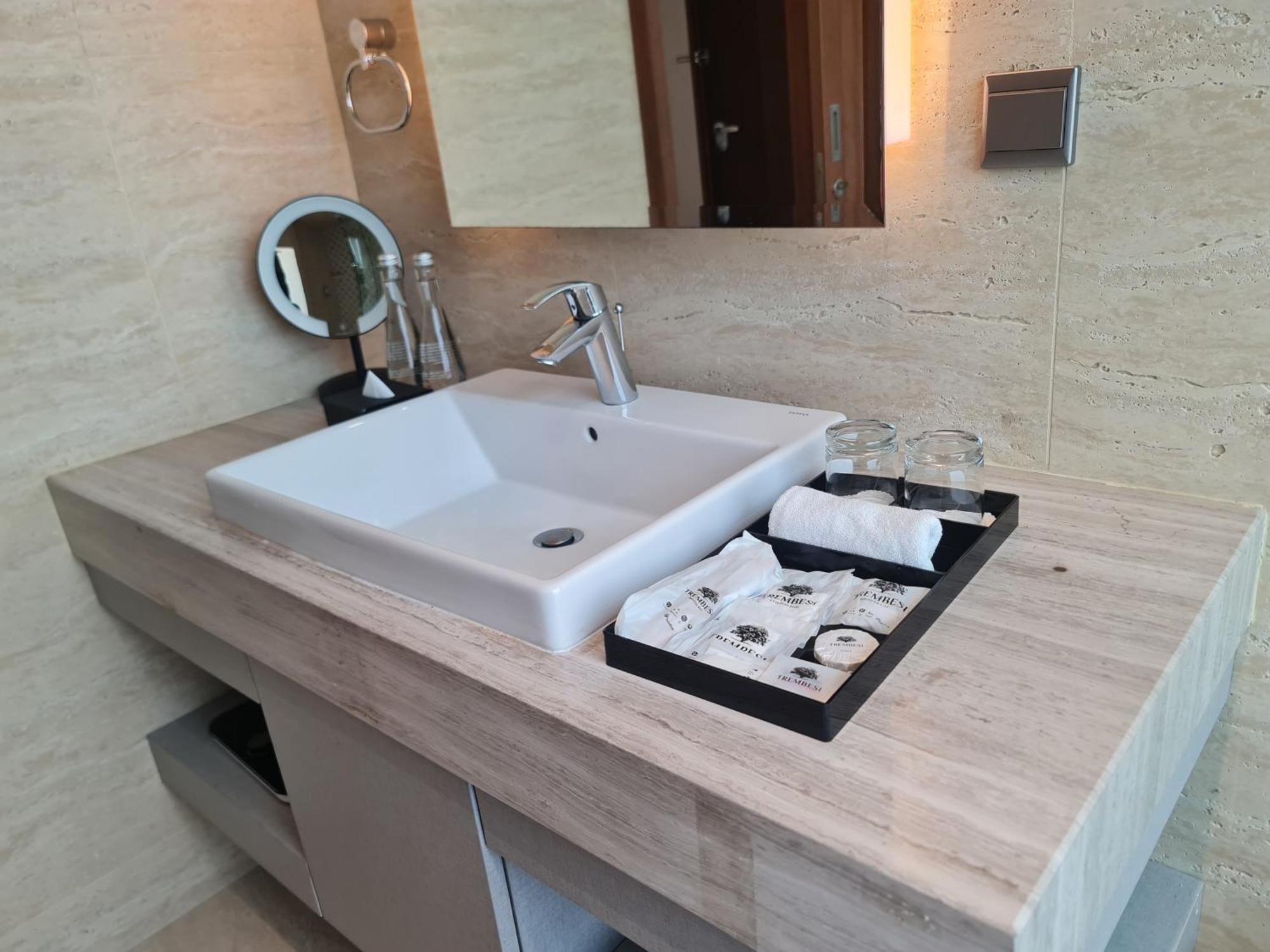 Trembesi Hotel Серпонг Екстериор снимка